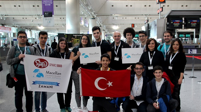 طلاب أتراك يغادرون إلى أمريكا للمشاركة في مسابقة دولية للروبوتات