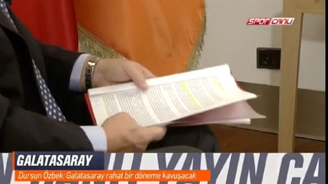 Galatasaray Başkanı Dursun Özbek, FETÖ'cü Hakan Şükür'ün dosyasını gösterdi.