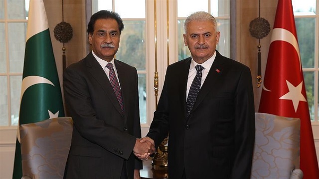 Prime Minister Binali Yıldırım (R) and Pakistan's parliament speaker Sardar Ayaz Sadiq (L).