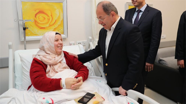 Sağlık Bakanı Recep Akdağ, hastaları tek tek ziyaret etti.