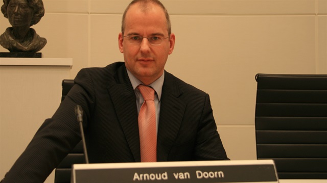 Hollanda'daki İslami kurumları birlik olmaya çağıran Arnoud van Doorn, Lahey Belediye Meclisi üyeliği yaptığı PVV'den ayrıldıktan sonra İslam'ı araştırarak 2012 yılında Müslüman olmuştu. 