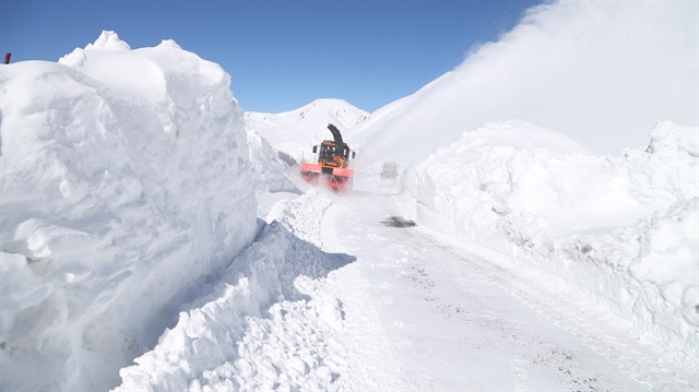 Kar nedeniyle kapalı olan 22 kilometrelik bölümünün ulaşıma açılması için çalışma yürütülüyor.