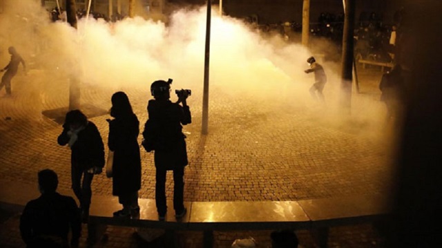 Polis, taşkınlık yapanları dağıtmak için göz yaşartıcı gaz kullandı.
