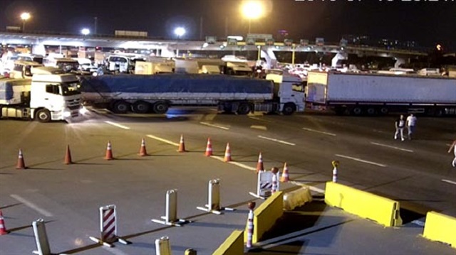 15 Temmuz gecesi Mahmutbey Gişeler'de darbeci askerlere karşı halk TIR'larla karşı koymuştu.