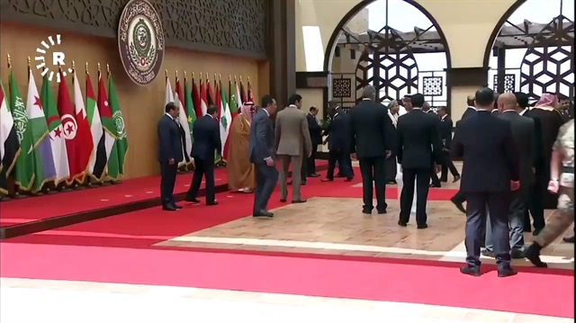 لحظة سقوط الرئيس اللبناني ميشال عون في القمة العربية في الاردن
