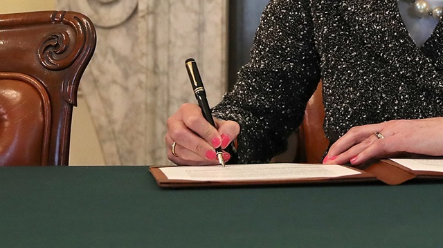 İngiltere Başbakanı Theresa May 'Brexit' mektubunu imzaladı.