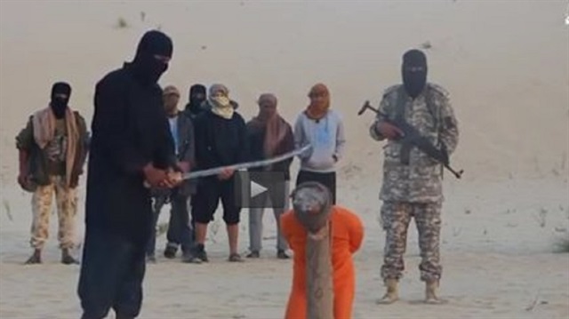 داعش يبثُّ فيديو لإعدام رجلين في سيناء بتهمة ممارسة السحر والكهانة