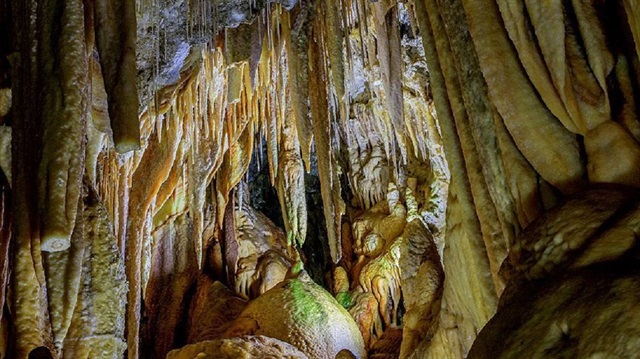 Yaklaşık 14 metre derinliğinde ve çift katlı olan mağaranın alt katı yan dehlizlerle 136 metre, alt katı ise 97 metre uzunluğunda.