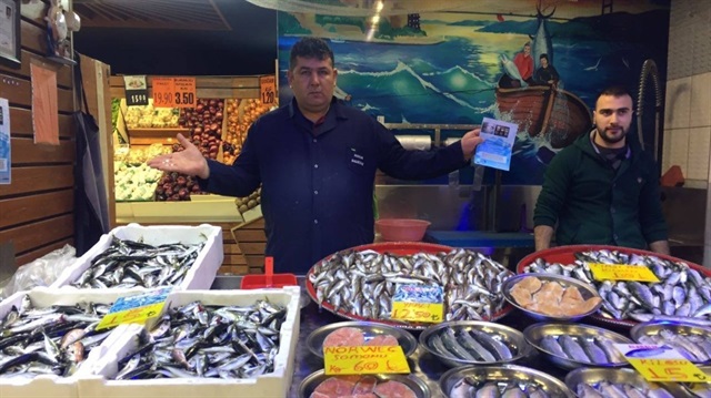 Rize'de bir marketin balık reyonunda hizmet veren 43 yaşındaki Cemal Yavuzer, 30 yıl önce öğrendiği yöntem sayesinde hazırladığı ilaç ile böbrek taşı rahatsızlığı bulunan hastalara şifa kaynağı oluyor.