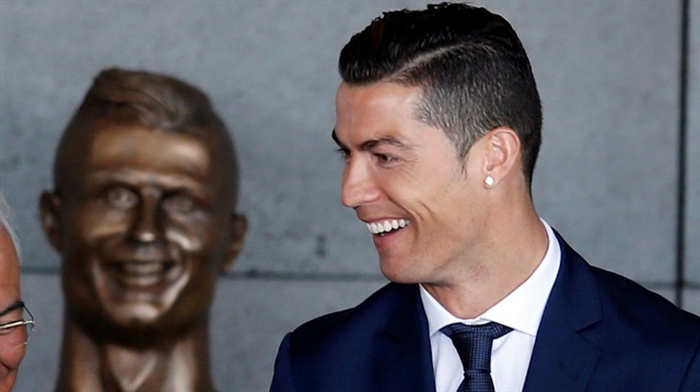 Ronaldo'nun büstü sosyal medyada büyük alay konusu oldu.