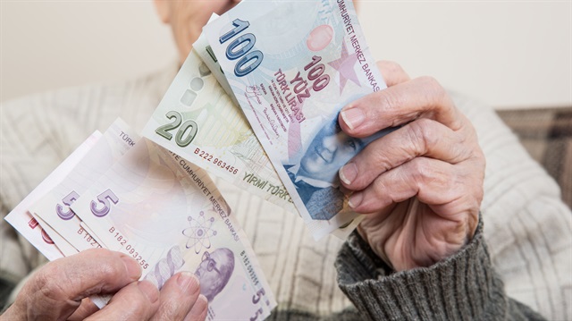 Bakan Müezzinoğlu şu anda yaklaşık 6 milyondan fazla emeklinin promosyonlarını hiçbir sıkıntı yaşamadan bankadan aldığını söyledi.