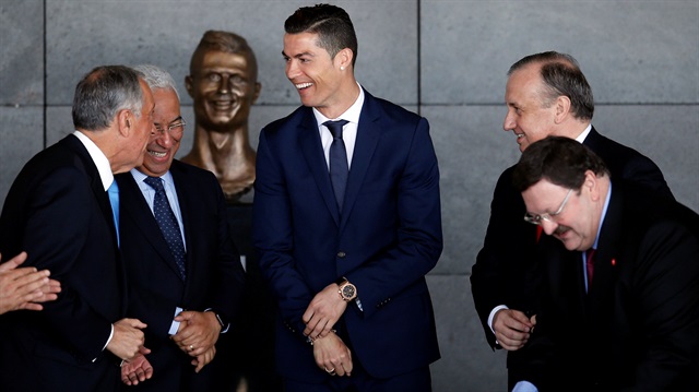 Ronaldo heykeliyle birlikte gülüyor...