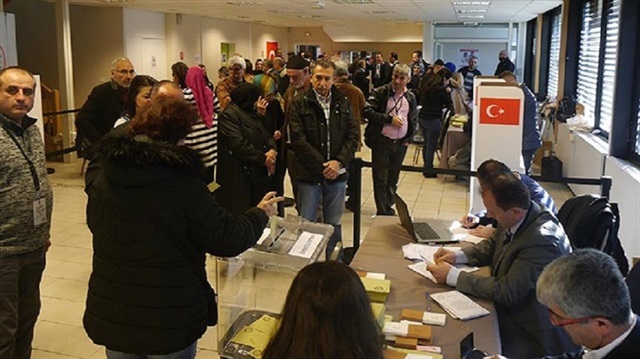 Yurt dışındaki temsilciliklerde ve gümrük kapılarında oy verme işlemi devam etti. 