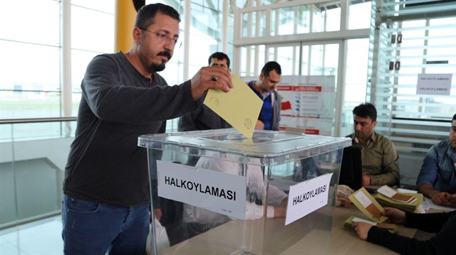 Her seçim döneminde olduğu gibi şimdi de "Suriyeli mültecilere oy kullandırılacak." iddiaları gündemde.