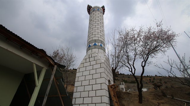 Mehmet Hanifi Güzel (39), Çalık köyüne bağlı Süleymanlı mezrasındaki Süleymanlı Camisi'nin minaresinde çalıştığı sırada dengesini kaybederek, 15 metre yükseklikten aşağıya düştü.