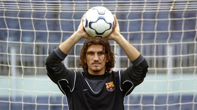 2002 Dünya Kupası'nda gösterdiği performansla dikkatleri üzerine çeken Rüştü Reçber, Barcelona'ya bedelsiz olarak transfer olmuştu.