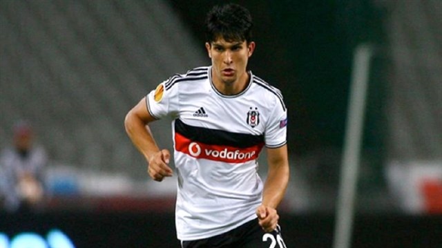 Necip Uysal henüz 16 yaşındayken Beşiktaş A Takımı ile antrenmanlara çıktı.