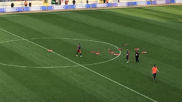 Mersinli futbolcular Şanlıurfaspor maçının ardından formalarını sahaya bıraktı. 