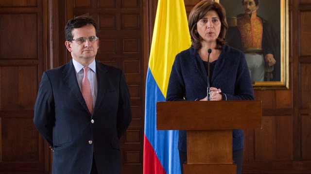 Kolombiya, Venezuela'daki büyükelçisini geri çekti.

