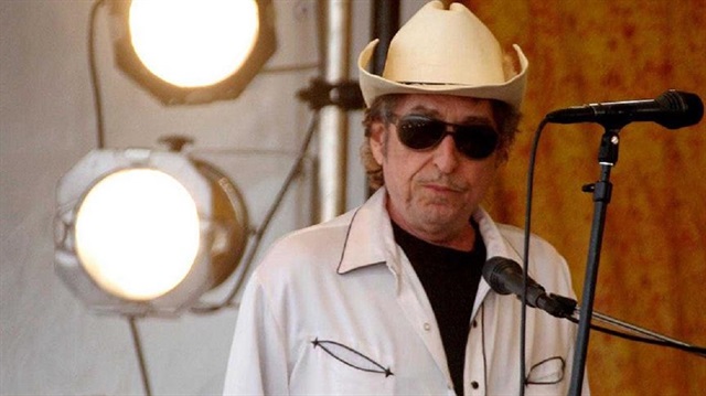 Bob Dylan, törenden yaklaşık 4 ay sonra ödülünü aldı.​