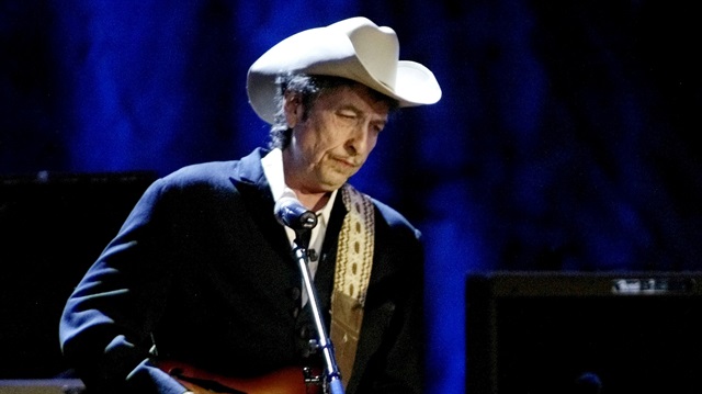 Nobel Edebiyat Ödülü'ne layık görülen Amerikalı müzisyen Bob Dylan, törenden yaklaşık 4 ay sonra ödülünü aldı.