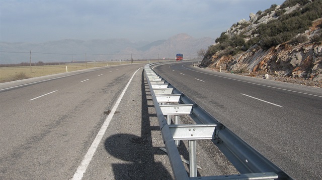​Karayollarının bazı kesimlerinde devam eden yol yapım ve onarım çalışmaları nedeniyle ulaşım kontrollü sağlanıyor.​