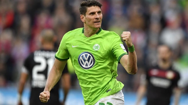 Mario Gomez 7 dakikada hat-trick yaparak Leverkusen maçına damga vurdu.