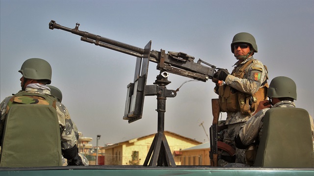 Afganistan'da 200 Taliban militanı silah bırakarak teslim oldu.