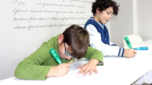 Milli Eğitim Bakanı İsmet Yılmaz, yazma eğitiminde önümüzdeki yıl  (2017-2018) bitişik eğik el yazısıyla öğretim yerine dik temel harfler kullanılacağını açıklamıştı. 