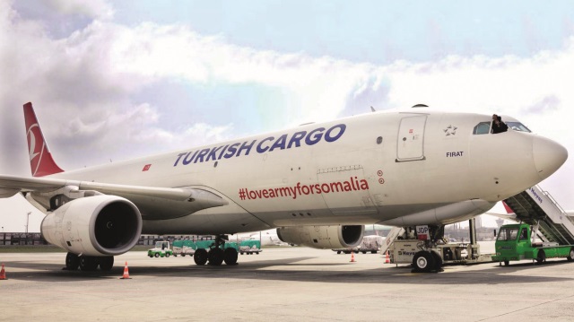 THY'nin Fırat adlı kargo uçağı İstanbul'dan havalanarak Somali'ye gitti. Uçakta "Somali içi Sevgi Ordusu" yazısı yer aldı.