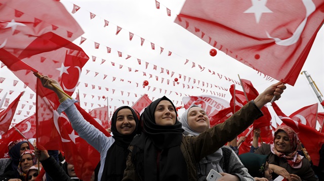 Supporters of Turkish President Erdoğan wave national flags during a rally for the upcoming referendum in the Black Sea city of Rize.