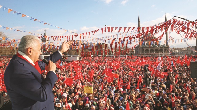 Başbakan Yıldırım'ın Kayseri mitingine vatandaşlar büyük ilgi gösterdi. Kentteki temasları sırasında Yıldırım'la konuşan yaşlı bir kadın gözyaşı döktü.