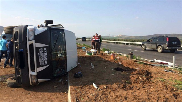 Kazada devrilen minibüs ekipler tarafından gereken işlemlerden sonra kaldırıldı.