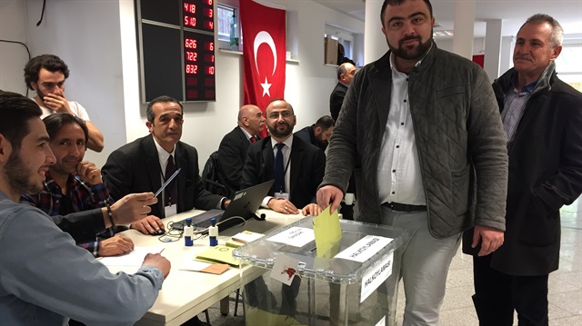 Yurt dışı temsilciliklerde oy verme işlemi 9 Nisan'a, gümrük kapılarında ise Türkiye'deki halk oylamasının yapılacağı 16 Nisan'a kadar sürecek.