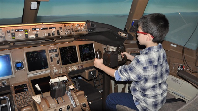 Uçuş simülatöründe açıklama yapan çocuklardan bazıları askeri pilot olmak istediklerini belirtti.