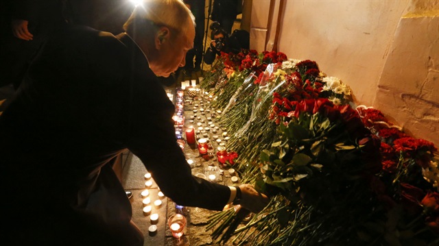 Putin, saldırının gerçekleştiği Tehnologiçeskiy İnstitut metro istasyonuna giderek buraya çiçek bıraktı.