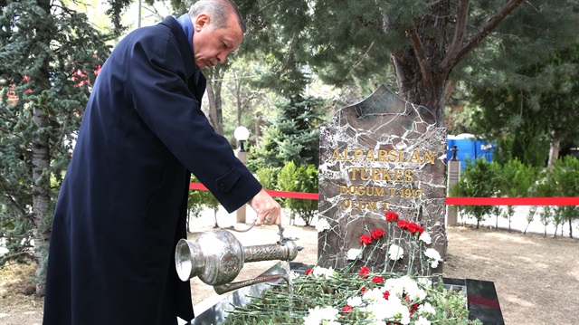 Cumhurbaşkanı Recep Tayyip Erdoğan, Alparslan Türkeş'in vefatının 20. yıldönümünde nedeniyle Beştepe'deki kabrini ziyaret etti.  