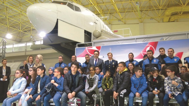 Çocuklara, THY filosunda bulunan B737 ve B777 uçak tiplerine ait simülatörler ve kabin eğitim cihazlarında uçuş keyfi yaşatılarak meslek sahaları tanıtıldı.