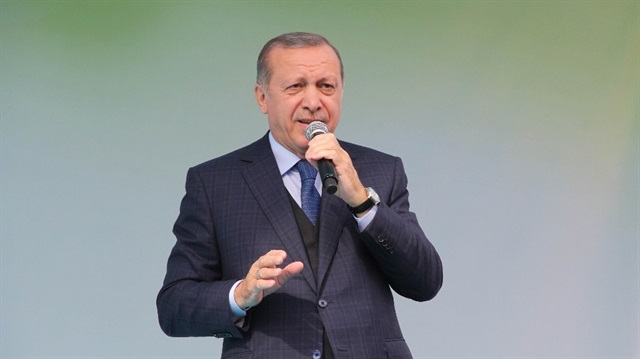 ​Cumhurbaşkanı Recep Tayyip Erdoğan, "Terör örgütlerini kullanarak bize diz çöktüreceklerini sananları sıcak bir yaz bekliyor, haberleri olsun." dedi.​