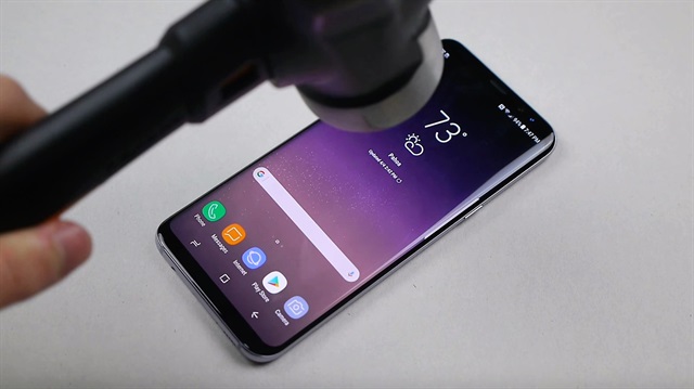 Samsung Galaxy S8'e işkence testi: Ekranı çekiçle kırmayı başardılar