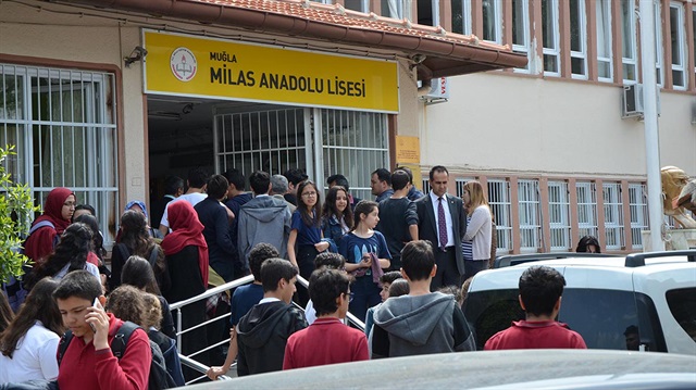 ​Muğla'daki Milas Anadolu Lisesi'nde sebebi belirlenemeyen koku, öğrencileri ve öğretmenleri tedirgin edince, okul tahliye edildi. 
