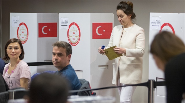 İngiltere'nin başkenti Londra'da Türk seçmenler anayasa değişikliği referandumu için oy kullanıyor.  