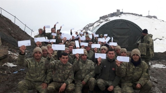 Askerler, duygulandıran mektupları okuduktan sonra bu pozu verdi.