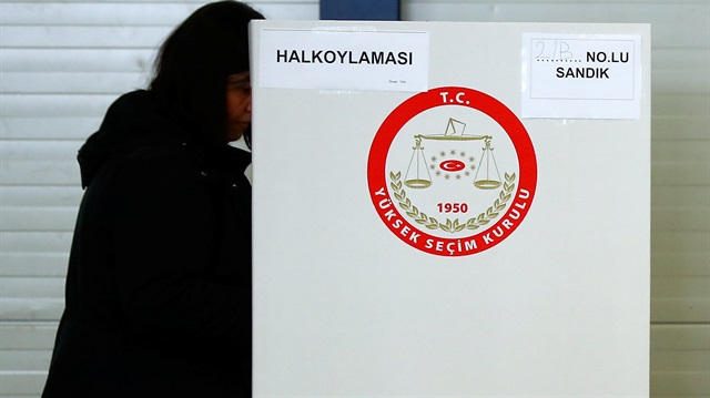 Almanya'da yaşayan Türk seçmenler Münih'teki başkonsolosluk bölgelerinde kurulan seçim merkezlerinde oy kullanıyor. 