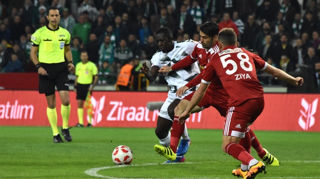 Konyaspor-Sivasspor maçının hakemi Alper Ulusoy skandal kararın eşiğinden döndü.
