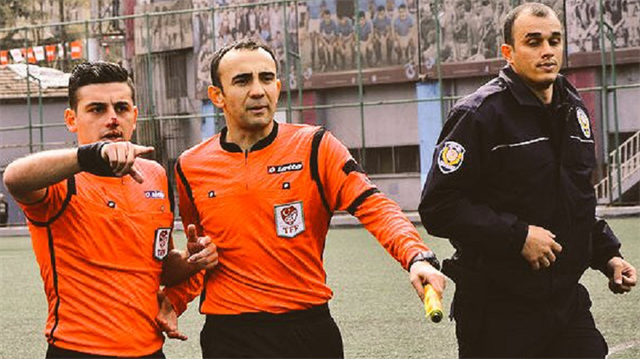 Burnu kan içinde kalan hakem Aksuoğlu maçı tatil etti.