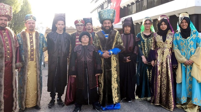 Türk seçmenler Strasburg'da 'Diriliş Ertuğrul' kostümleri ile oy kullandı​.