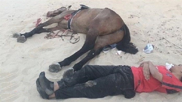 ​في مشاهد مؤلمة.. بالفيديو: سقوط شابان من خيولهم من ارتفاع 40 متر على طريق الرياض​