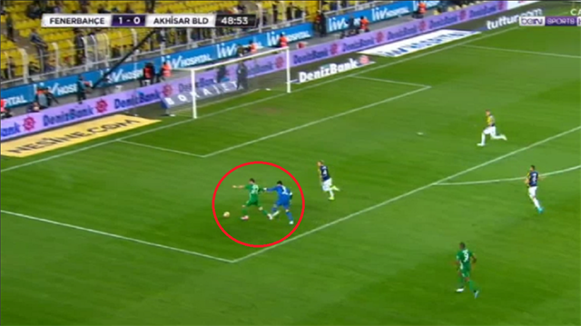 Fenerbahçe-Akhisar maçında bu pozisyonda penaltı kararı verilirken Volkan Demirel sarı kart gördü. (Bein Sports'tan alınmıştır)