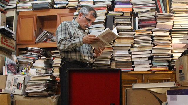 بحّار قراءة تركي ضاقت جدران منزله بـ 45 ألف كتاب قرأها خلال 37 سنة!